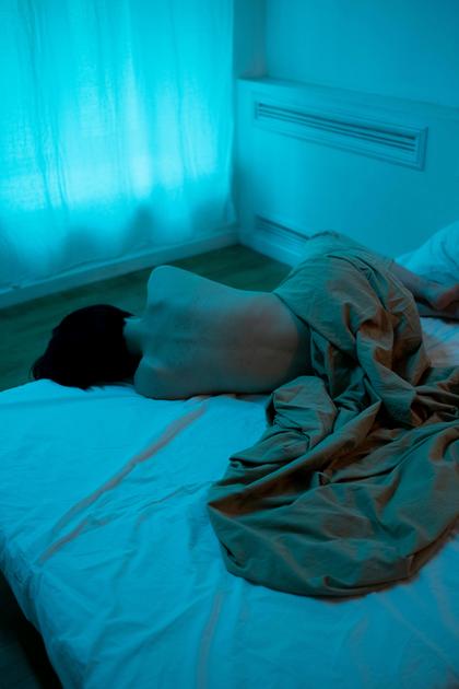 Woman trouble sleeping and waking tired