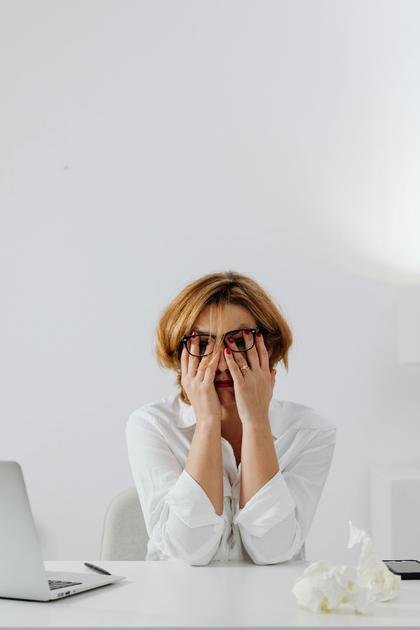 woman hormonal acne vitamin B6 deficiency